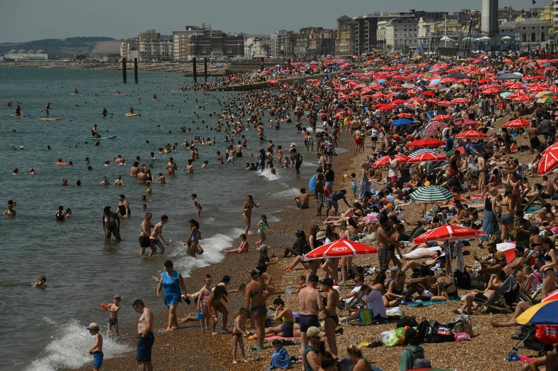 Ante las altas temperaturas, decenas de ingleses acuden a diversas playas para refrescarse. En la imagen, en Brighton, al sur del país, el 17 de julio de 2022.Foto aFP