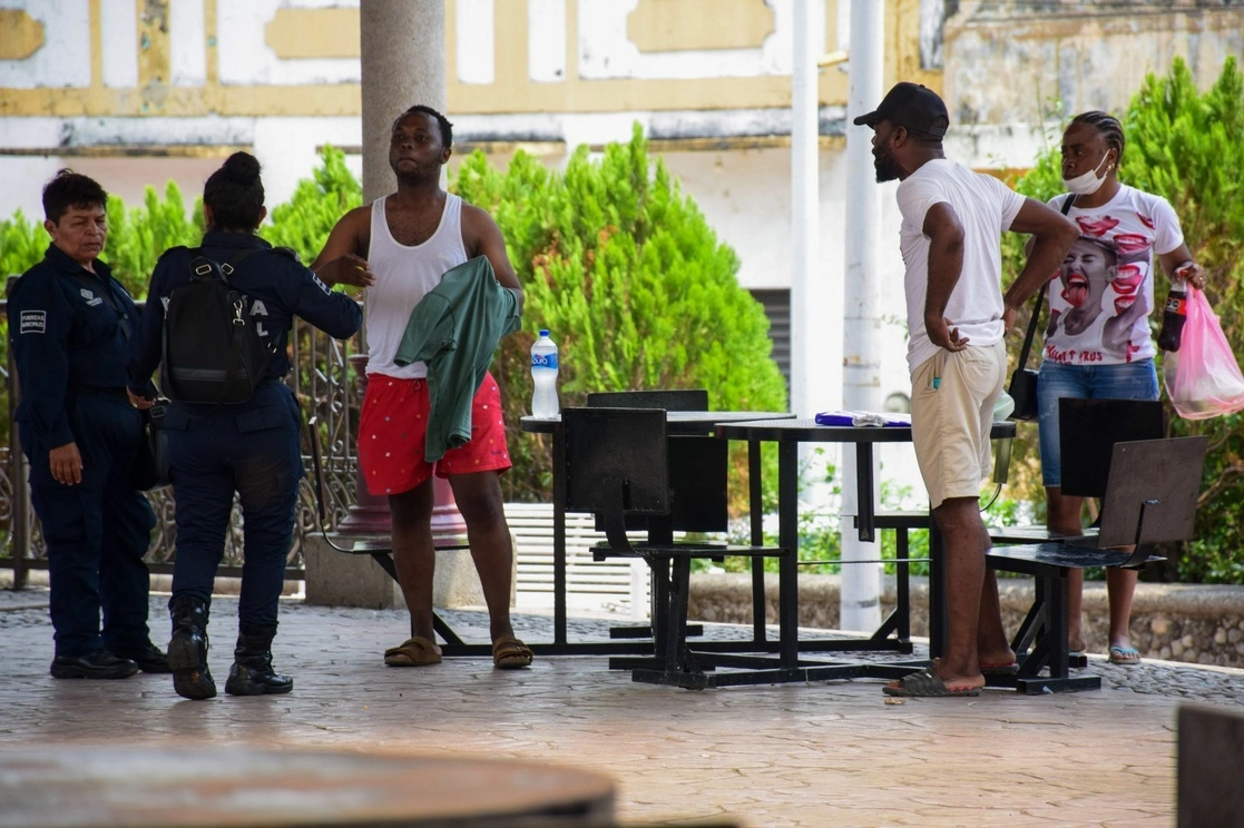 Policías expulsan a migrantes que descansan en el Parque Bicentenario, en Tapachula, Chiapas, en imagen de archivo. Foto Cuartoscuro