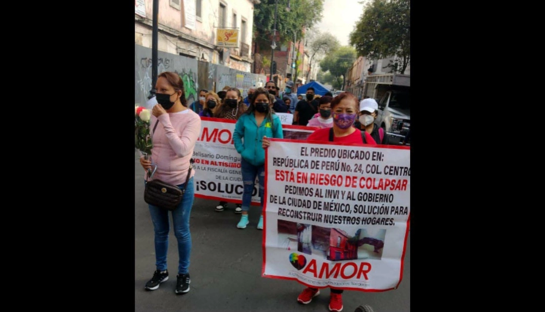 Marcha que inició frente al predio de Belisario Domínguez 43, colonia Centro, y concluyó frente a las oficinas de la Jefatura de Gobierno. Foto cortesía AMOR