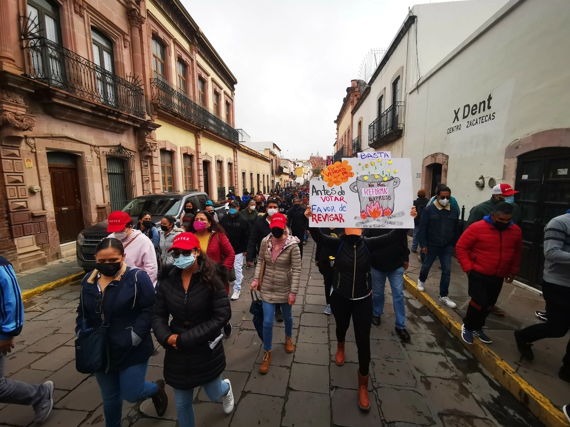 Maestros de la CNTE y trabajadores de gobierno de Zacatecas protestaron por el albazo en el Congreso para reformar la ley de pensiones del ISSSTE, el 14 de julio de 2021. Foto Alfredo Valadez
