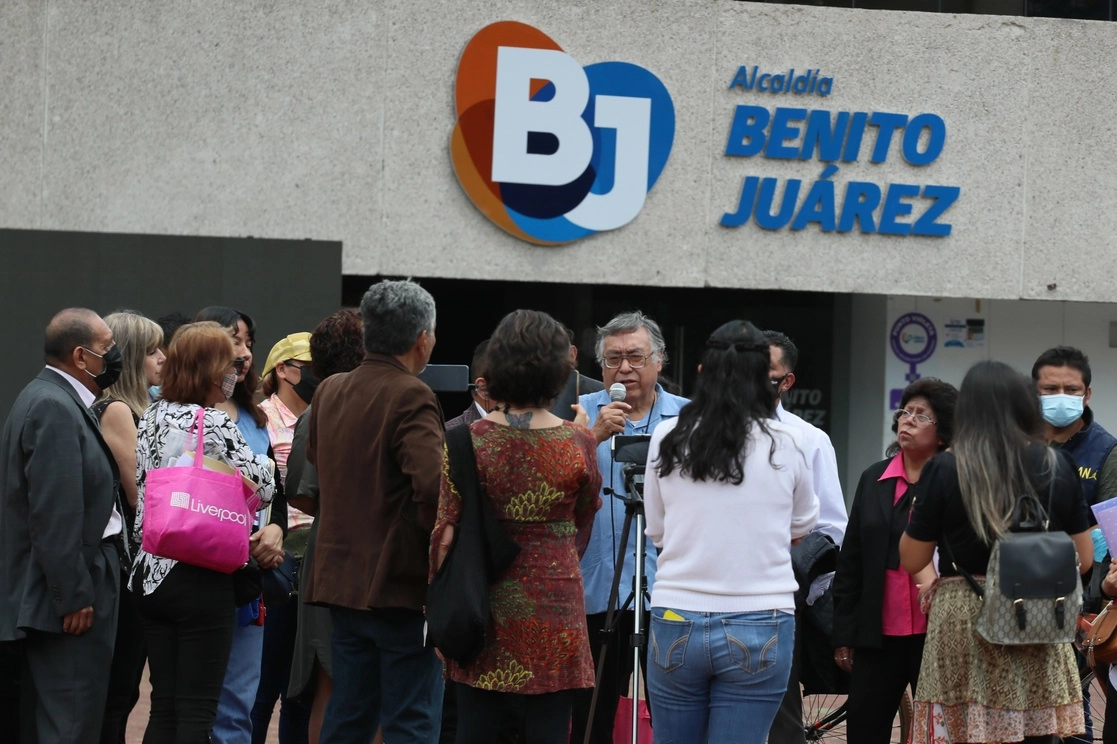 En imagen del 7 de septiembre de 2022, locatarios de mercados y comerciantes en vía pública, ofrecen una conferencia de prensa a las afueras de la sede de Benito Juárez, para informar sobre presuntas extorsiones por parte de funcionarios de la alcaldía. Foto Roberto García Ortiz / Archivo