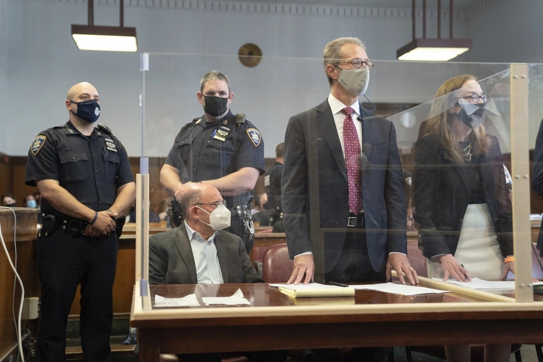 El director financiero de la Organización Trump, Allen Weisselberg (sentado), se declaró no culpable ayer ante un tribunal de Nueva York. Foto Ap
