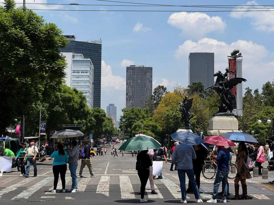 Trabajadores del poder Judicial capitalino bloquearon varias vialidades como parte de sus movilizaciones, para exigir mejores condiciones laborales y aumento salarial, este 3 de julio. Foto