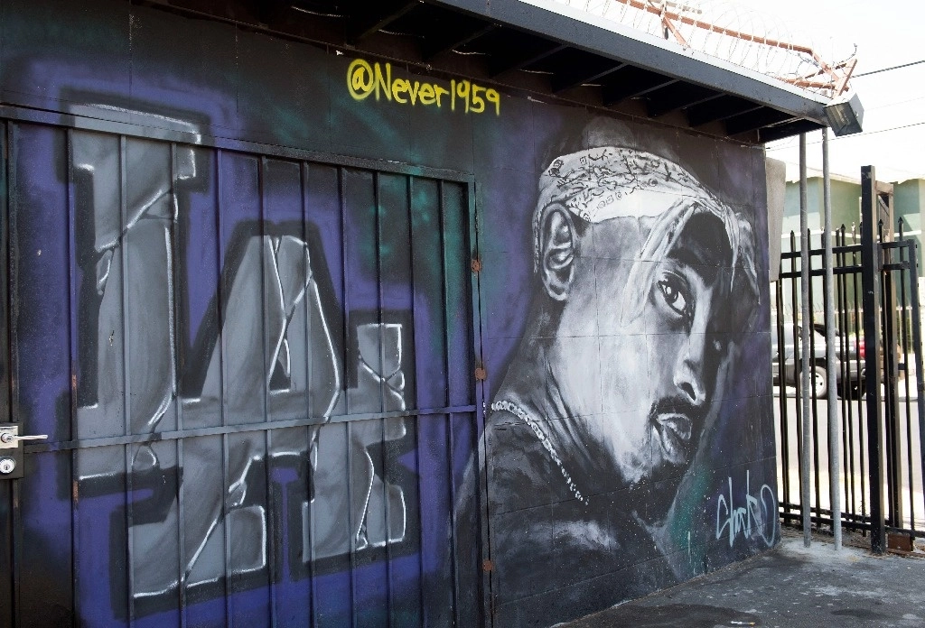 Un mural dedicado al rapero estadunidense Tupac Shakur, en las calles de Los Ángeles. Foto Afp.