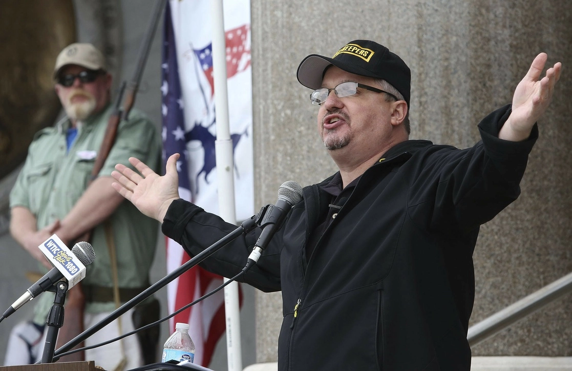 Stewart Rhodes, fundador y presidente de la organización proarmas Oath Keepers (en imagen de archivo), fue arrestado y acusado de conspiración sediciosa por participar en el asalto al Capitolio el 6 de enero del año pasado. Foto Ap/Journal Inquirer