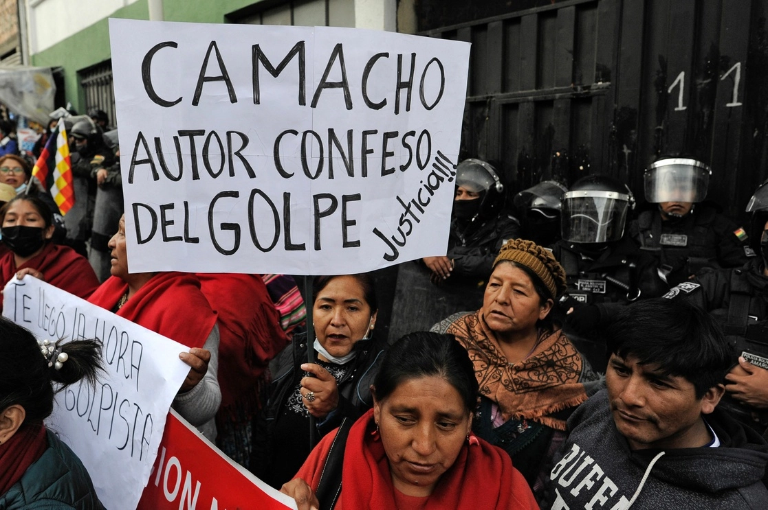 La fiscalía pide seis meses de prisión preventiva contra Luis Fernando Camacho, gobernador de Santa Cruz, Bolivia, quien fue detenido este martes por su papel en el golpe de Estado de 2019. En la imagen, partidarios del depuesto Evo Morales exigen justicia. Foto Afp