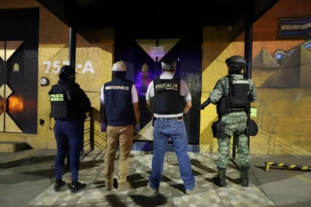 Elementos de la Fiscalía General de Michoacán y de otras corporaciones durante un operativo de revisión en bares en Morelia, el 11 de junio de 2024. Foto tomada de X @FiscaliaMich
