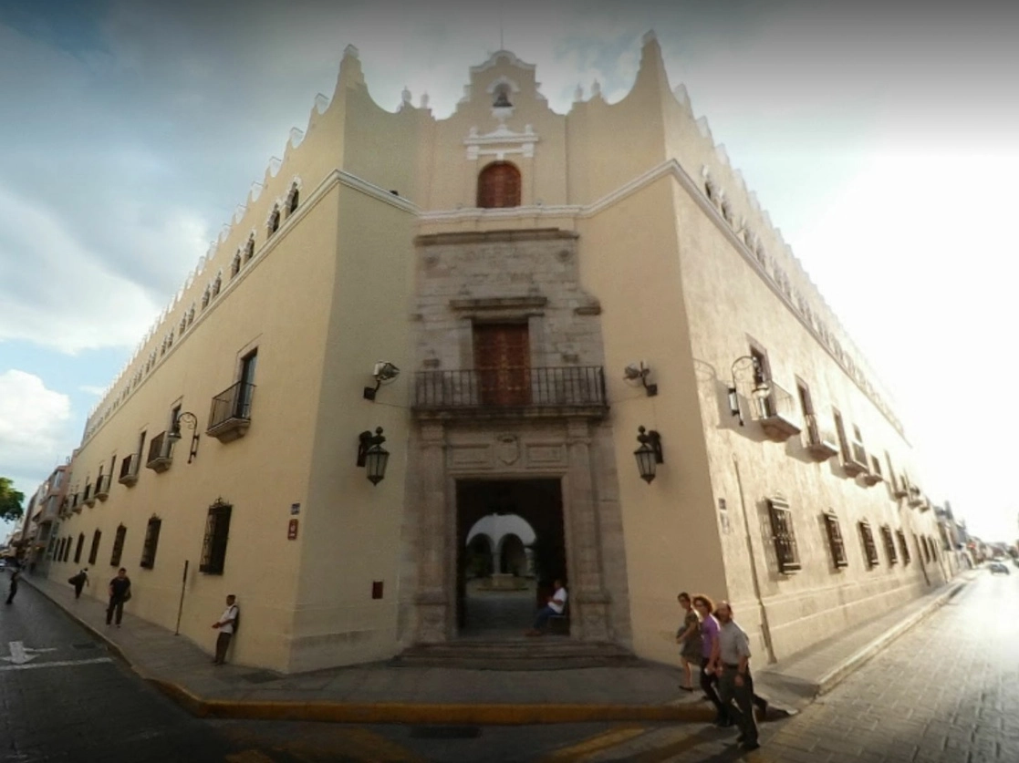 En septiembre pasado la estudiante de medicina Karla Gutiérrez Kú, de la Universidad Autónoma de Yucatán, falleció en un aparente caso de suicidio ocurrido luego de que en varias ocasiones pidiera respaldo sicológico de su escuela. Imagen tomada de Google Street View / Archivo