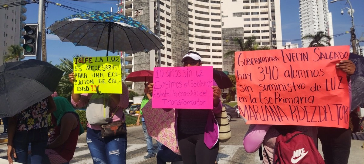 Padres de familia de la escuela primaria Mariana Rodríguez del Toro bloquearon por unas horas ambos sentidos de la avenida Costera Miguel Alemán para exigir a autoridades del sector educativo la instalación de un transformador de energía eléctrica. Foto 