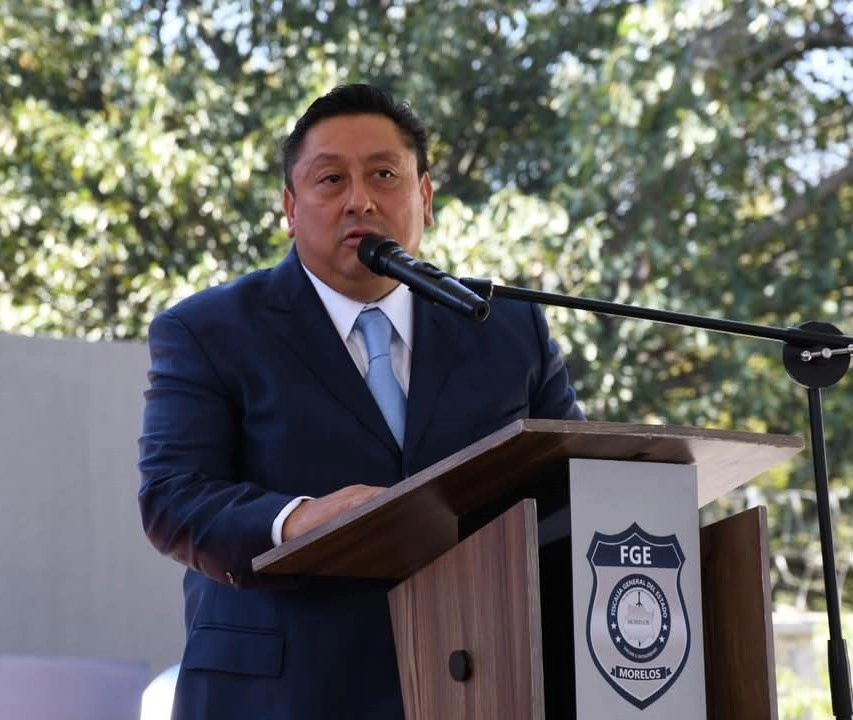 Uriel Carmona Gándara, quien ayer fue destituido del cargo de fiscal general del estado de Morelos por el Congreso local. La imagen corresponde a su participación en la ceremonia de graduación de agentes del Ministerio Público y de Investigación Criminal, el 30 de enero pasado. Foto tomada de la página de Facebook de la FGE-Morelos