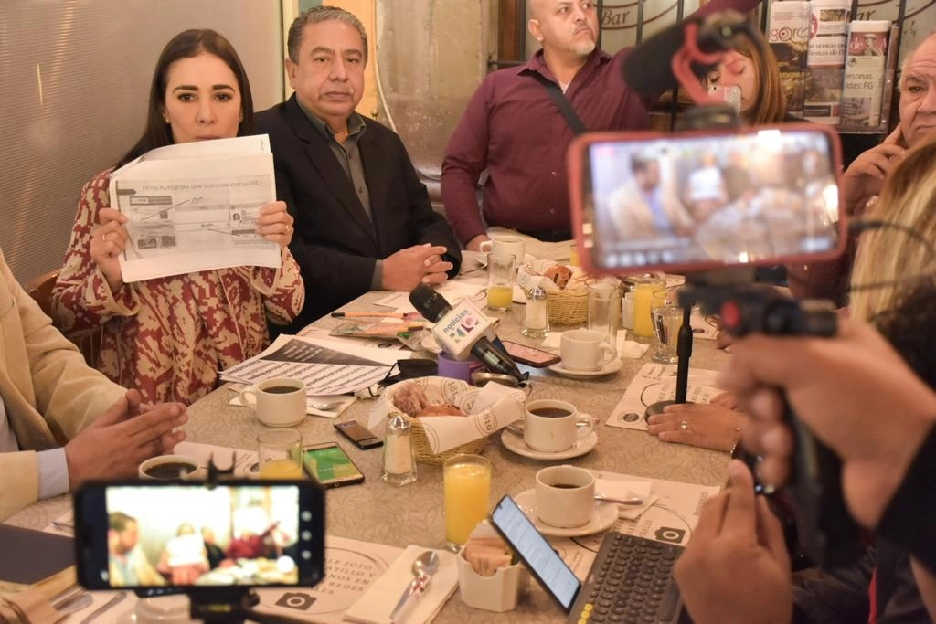 Mariana Moguel Robles, hija de Rosario Robles, durante un encuentro con medios de comunicación, en Querétaro, el 22 de noviembre de 2021. Foto tomada del Twitter de @Mariana_Moguel