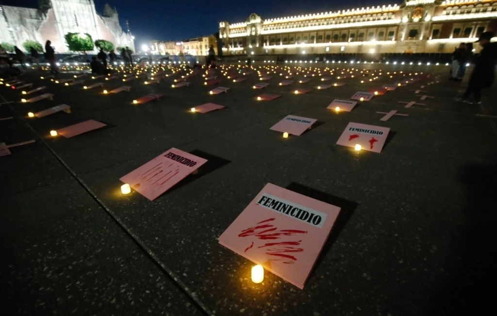 Segunda velada contra la violencia feminicida en la explanada del zocalo, en la Ciudad de Mexico, 07 de marzo de 2024. Foto Cristina Rodríguez / Archivo   