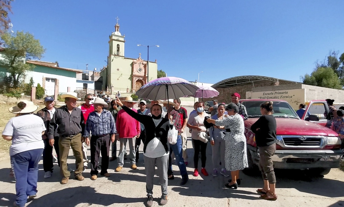 Protesta de habitantes de la comunidad Sauceda de la Borda, municipio de Vetagrande, por un presunto intento de privatización de su plaza pública. Foto Alfredo Valadez Rodríguez