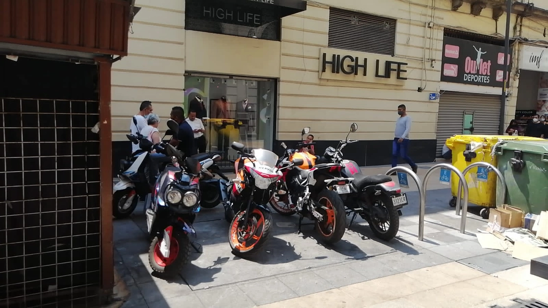 Motocicletas son estacionadas en zonas prohibidas del Centro Histórico. Foto Bertha Teresa Ramírez