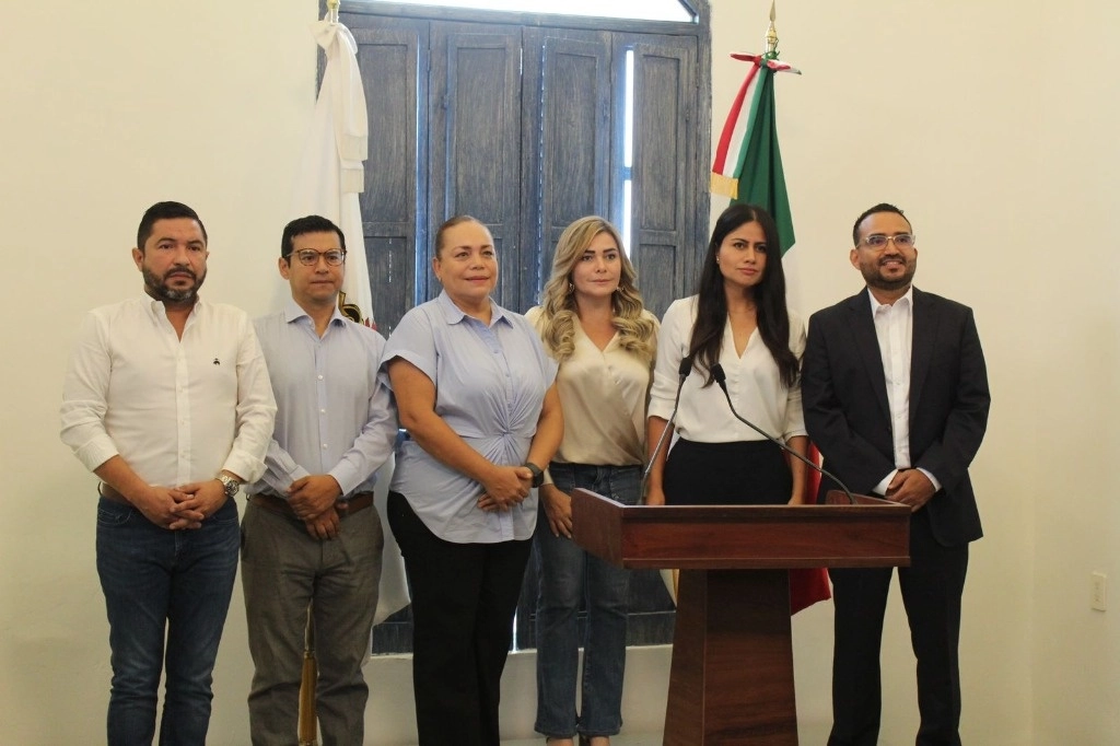 Al posicionamiento se sumaron la y los legisladores, Verónica Pulido, Jaime de la Garza, Carlos Valenzuela y Miguel Hermida. Foto 'La Jornada' 