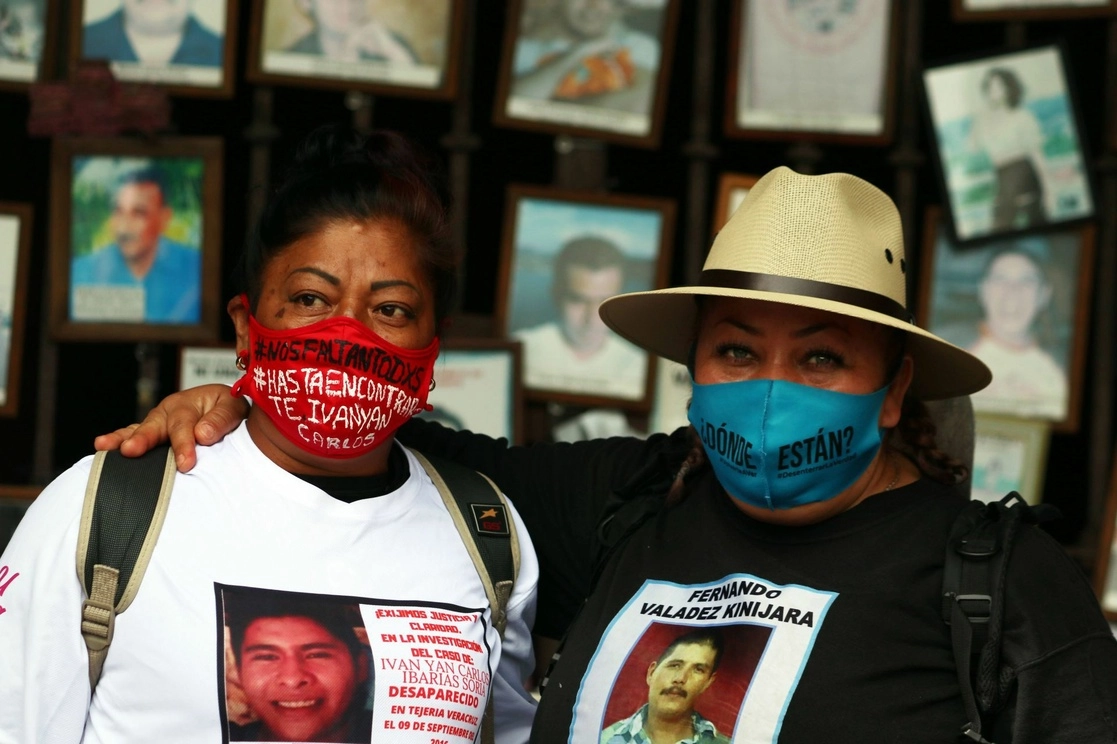 La madre de un joven desaparecido en Veracruz junto a una madre buscadora de Sonora, en Cuernavaca, Morelos, el 22 de octubre de 2021. Foto Cuartoscuro