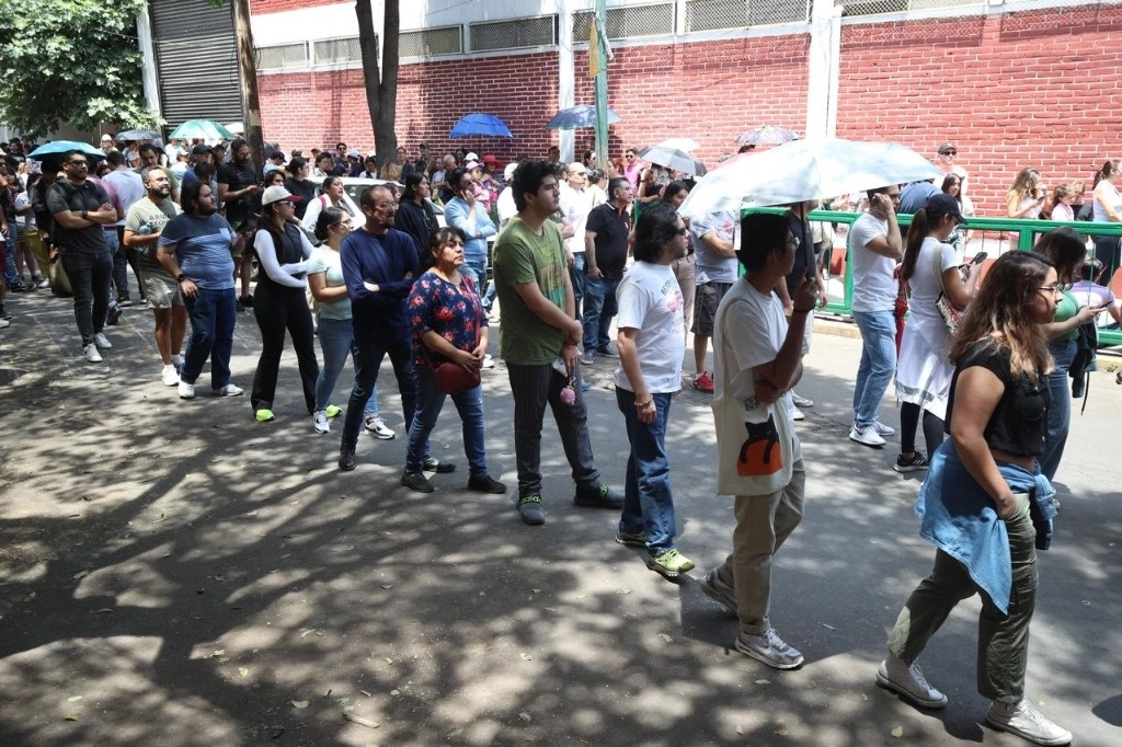 Largas filas para votar en la casilla especial 4396 , ubicada en la escuela primaria "Reino Unido de la Gran  Bretaña", en la colonia Del Valle de la alcaldía Benito Juárez, en la Ciudad de México, el 2 de junio de 2024. Foto María Luisa Severiano



