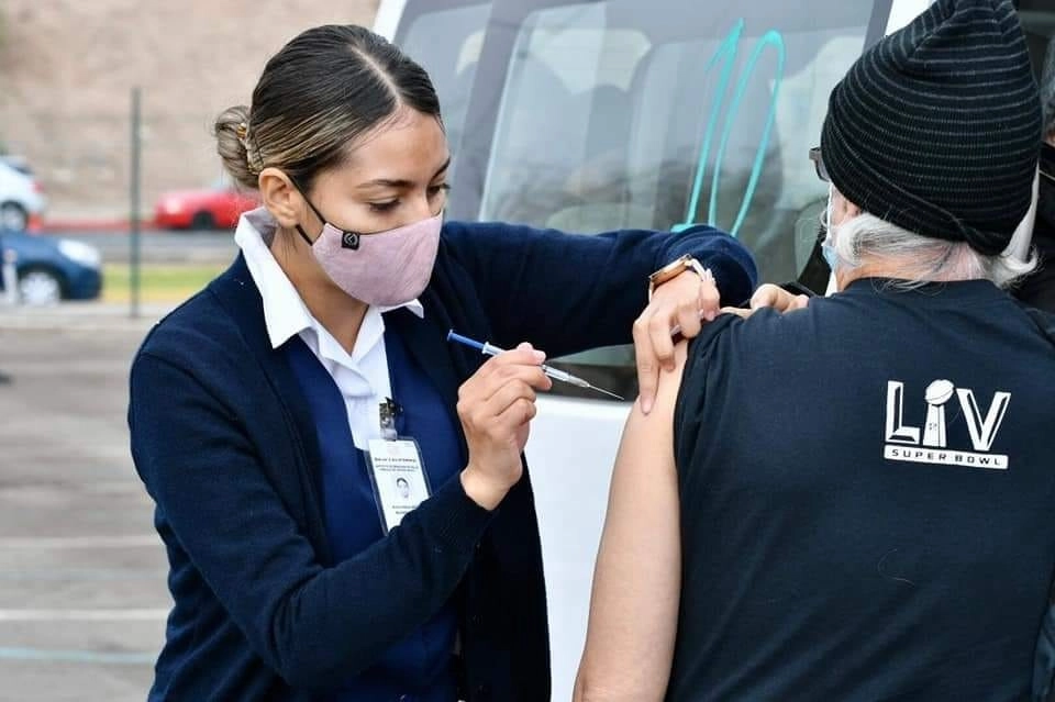 Vacunación en un módulo instalado en Mexicali. Foto tomada de la cuenta de Facebook de la Secretaria de Salud