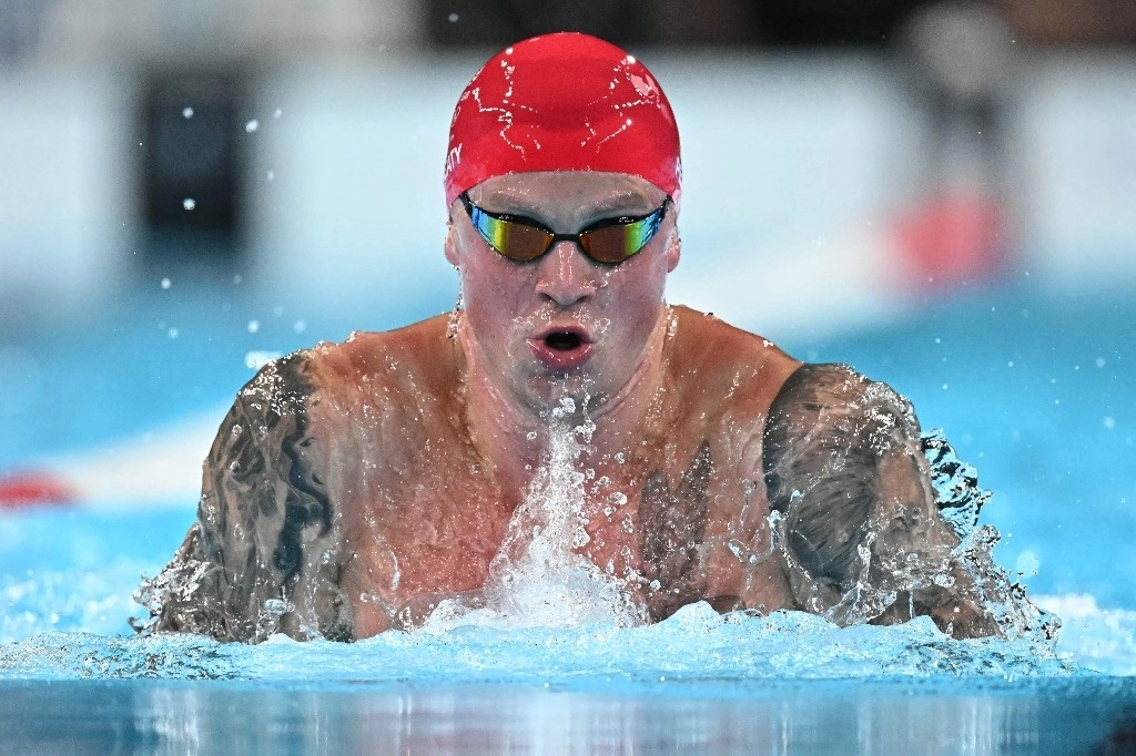 El británico Adam Peaty compite en la final de la prueba masculina de natación de 100 m braza durante los Juegos Olímpicos de París 2024 en el Arena París La Defense en Nanterre, al oeste de París, el 28 de julio de 2024. Foto Afp