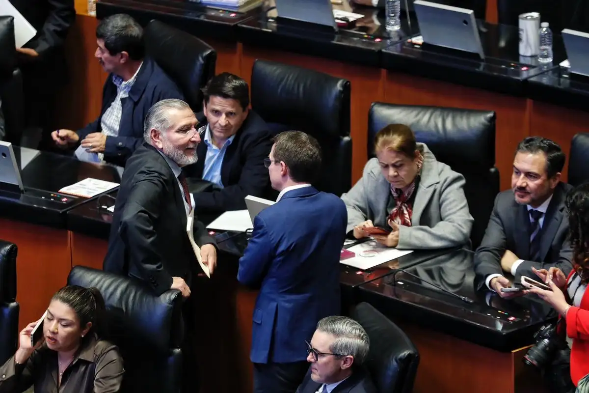 El senador Adán Augusto López, durante la sesión ordinaria del senado de la República. 