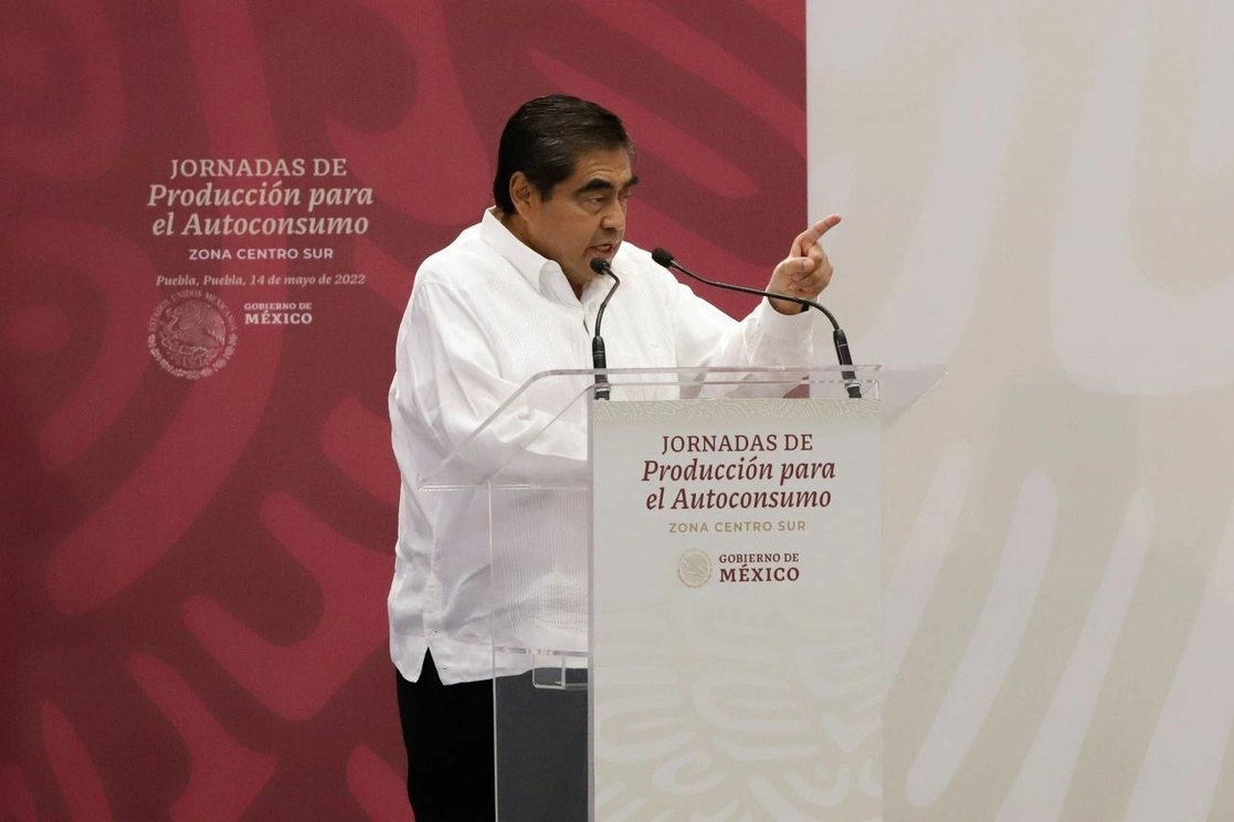 Miguel Barbosa Huerta, gobernador de Puebla, dijo que será el pueblo quien defina al candidato morenista a la gubernatura del estado. Foto Cuartoscuro / Archivo