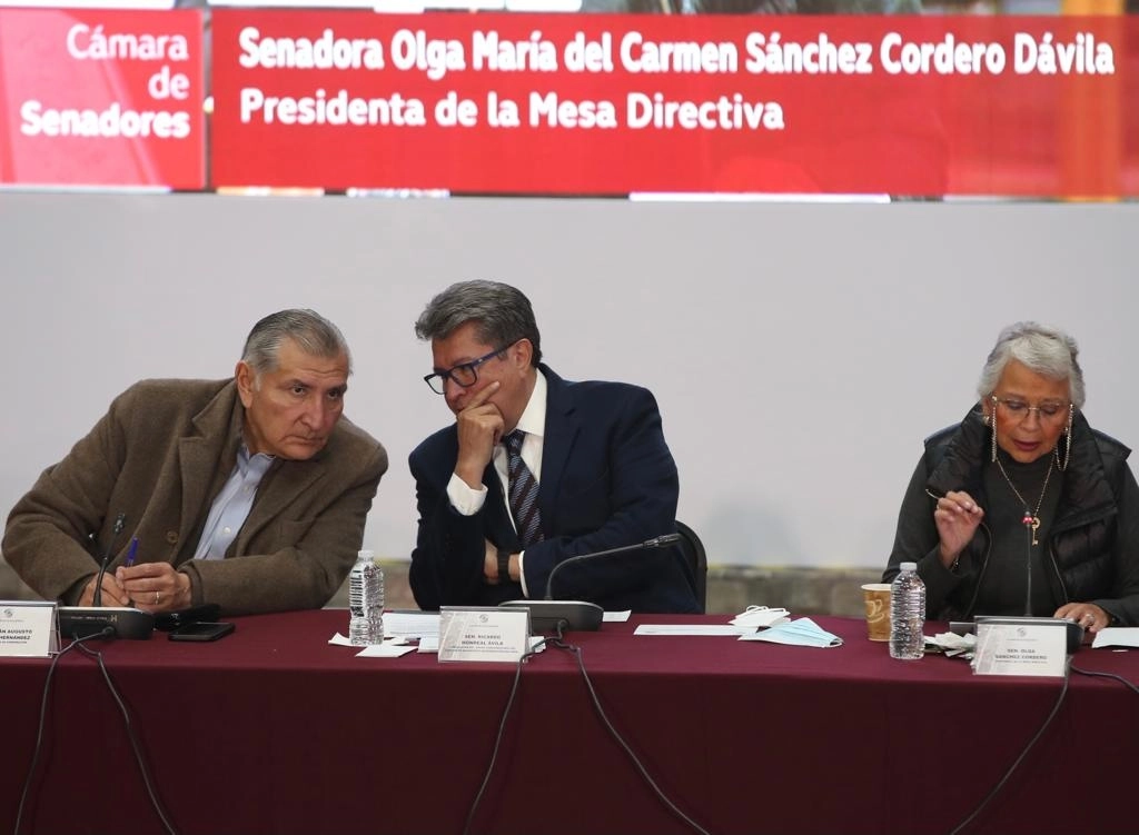 Adán Augusto López, secretario de Gobernación; Ricardo Monreal, coordinador de la bancada de Morena, y Olga Sánchez Cordero, presidenta del Senado, durante la reunión plenaria del grupo parlamentario. Foto José Antonio López