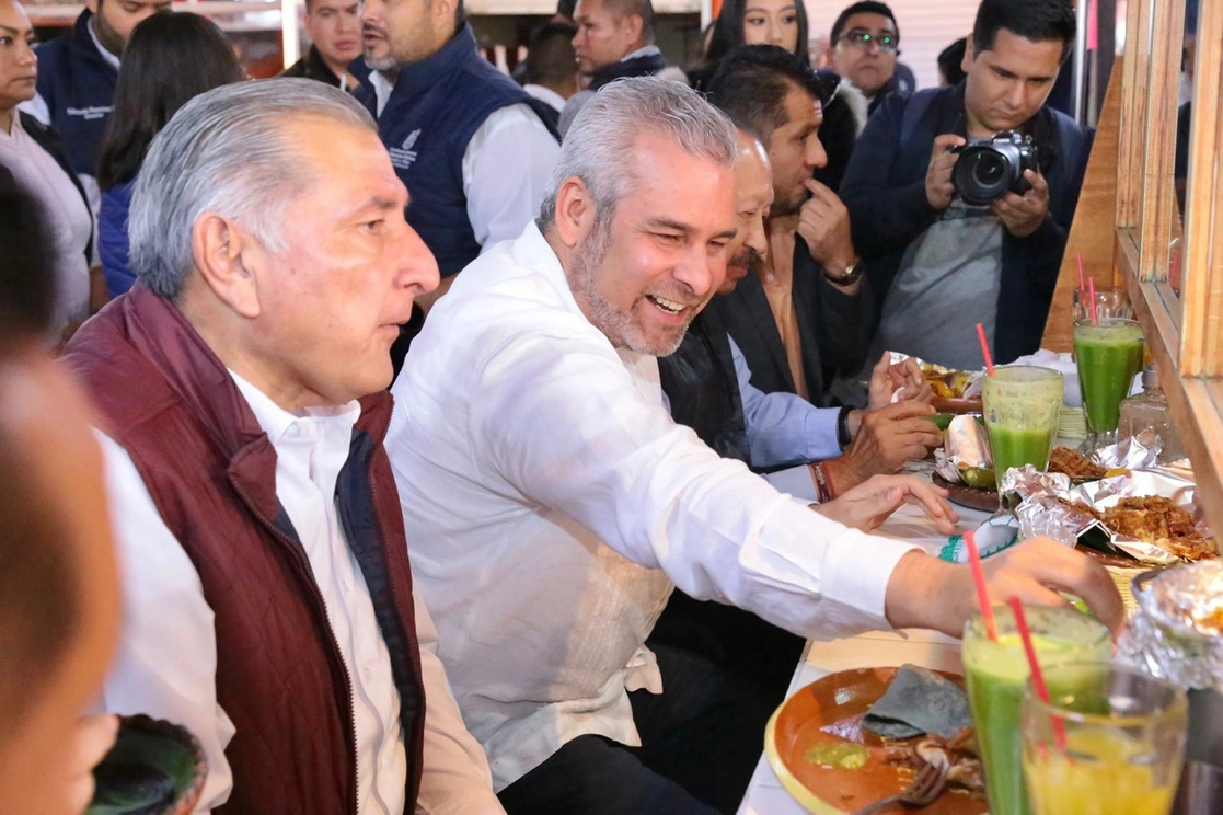 El secretario de Gobernación, Adán Augusto López, y el gobernador de Michoacán, Alfredo Ramírez, desayunaron en el mercado Morelos, en la cabecera municipal de Paracho, el 15 de noviembre de 2022. Foto ‘ La Jornada’