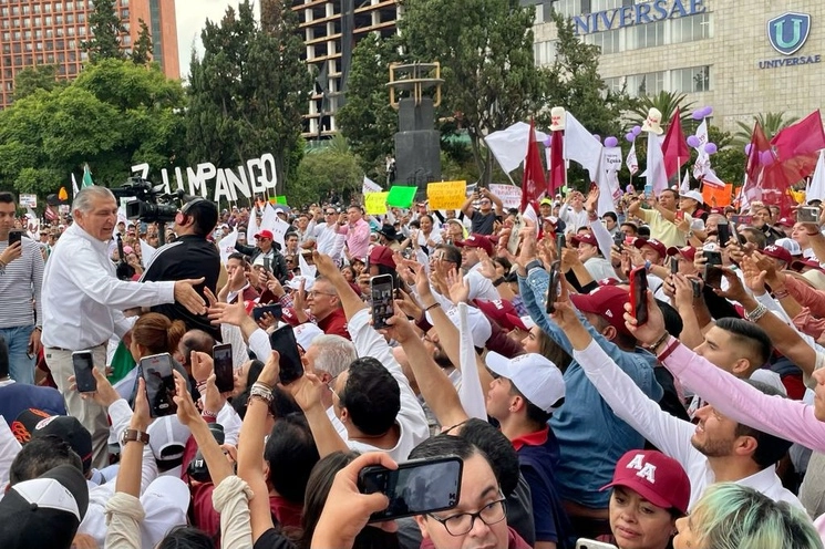 El candidato a la Coordinación por la defensa de la 4T, Adán Augusto López, durante su cierre de campaña en el Monumento a la Revolución, en la Ciudad de México, el 27 de agosto de 2023. Foto Roberto García Ortiz