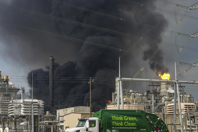 El humo sale de un incendio en una instalación de Shell USA Inc., el viernes 5 de mayo de 2023 en Deer Park, Texas. Foto Ap