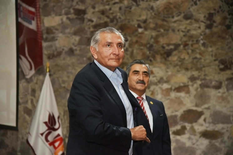 Adán Augusto López Hernández, acompañado por Octavio Castillo Acosta, rector de la Universidad Autónoma del estado de Hidalgo, el 12 de julio de 2023. Foto tomada de Twitter @adan_augusto

