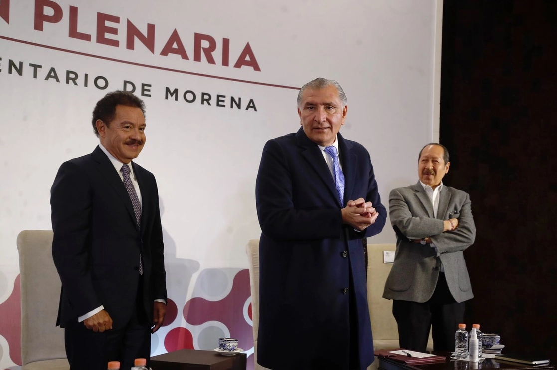 El secretario de Gobernación, Adán Augusto López, y el coordinador de Morena en la Cámara de Diputados, Ignacio Mier, durante la inauguración de la cuarta reunión plenaria del grupo parlamentario del partido, realizada en el salón Aurora en el Congreso de la Unión, en la Ciudad de México, el 30 de enero de 2023. Foto Cristina Rodríguez