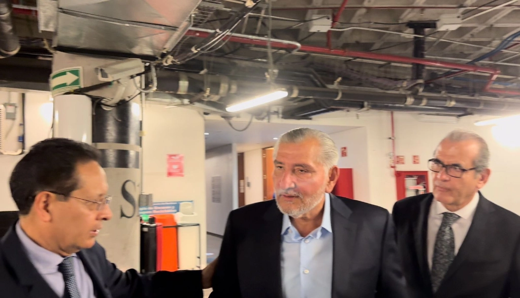 Al centro, el senador electo, Adán López, quien acudió al recinto legislativo y dialogó con los secretarios de Servicios Parlamentarios y de Administración del Senado, Arturo Garita y Mauricio Farah, respectivamente. Imagen 'La Jornada'