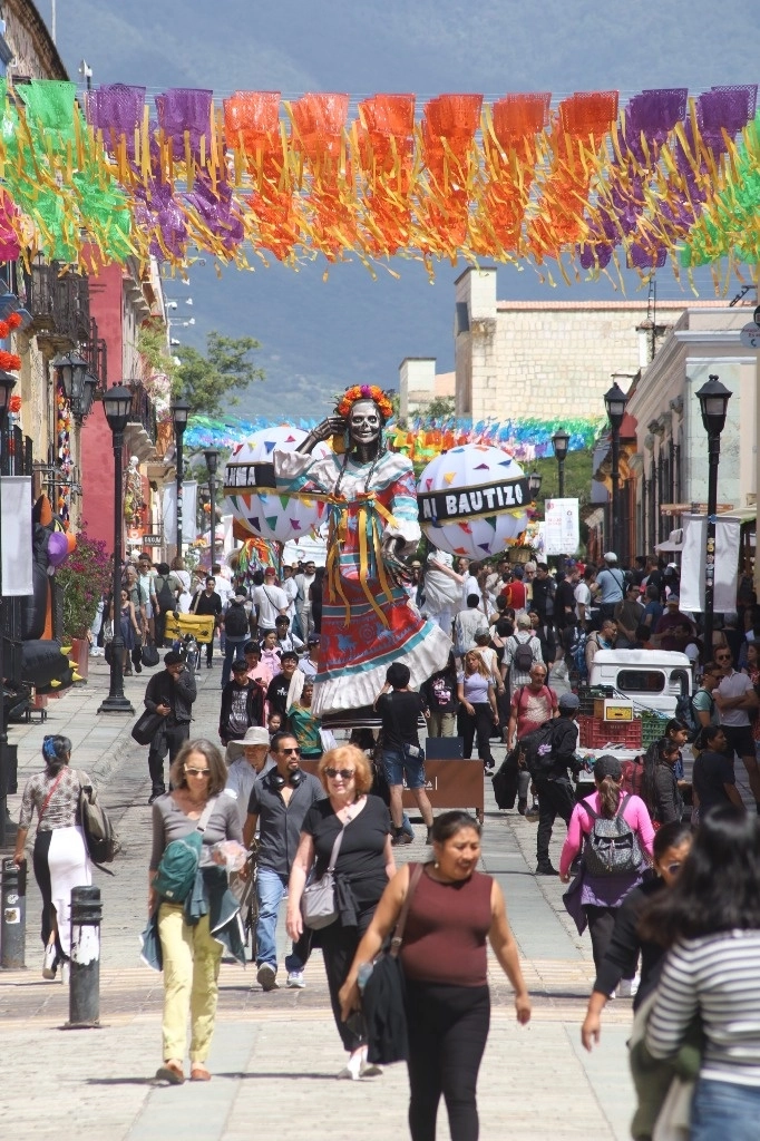 Las estatuas monumentales superan los 3 metros de altura y representan a las 8 regiones del estado de Oaxaca. Foto Jorge A. Pérez Alfonso