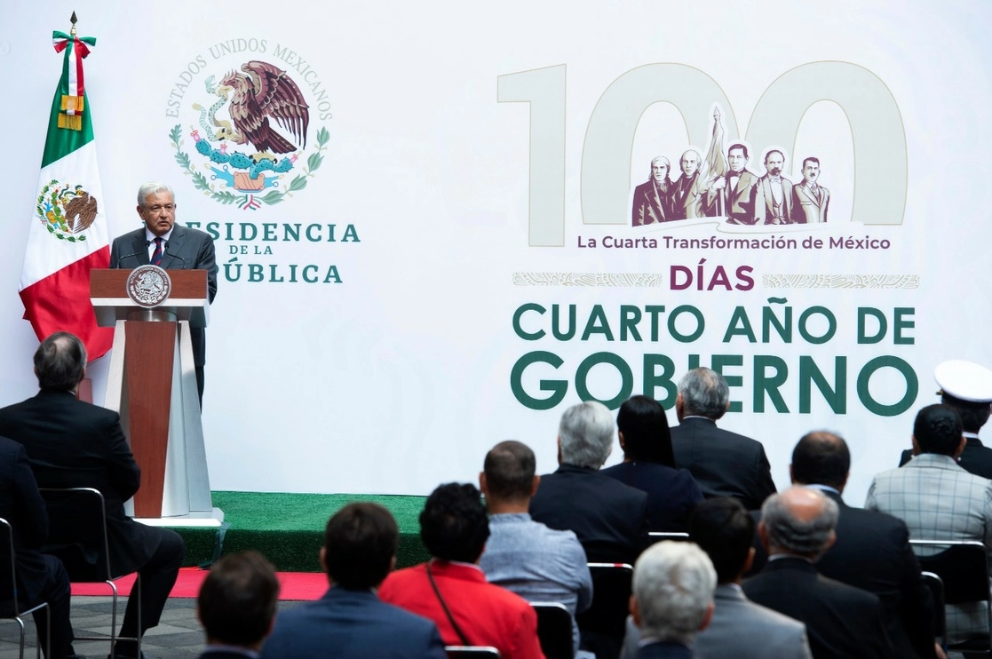 El presidente Andrés Manuel López Obrador (c,izq) durante su informe "100 Días, Cuarto Año de Gobierno". Foto Presidencia