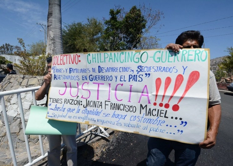 Integrantes del Frente estatal de familiares de desaparecidos en Guerrero, durante una protesta en Casa Guerrero. Foto Cuartoscuro / archivo