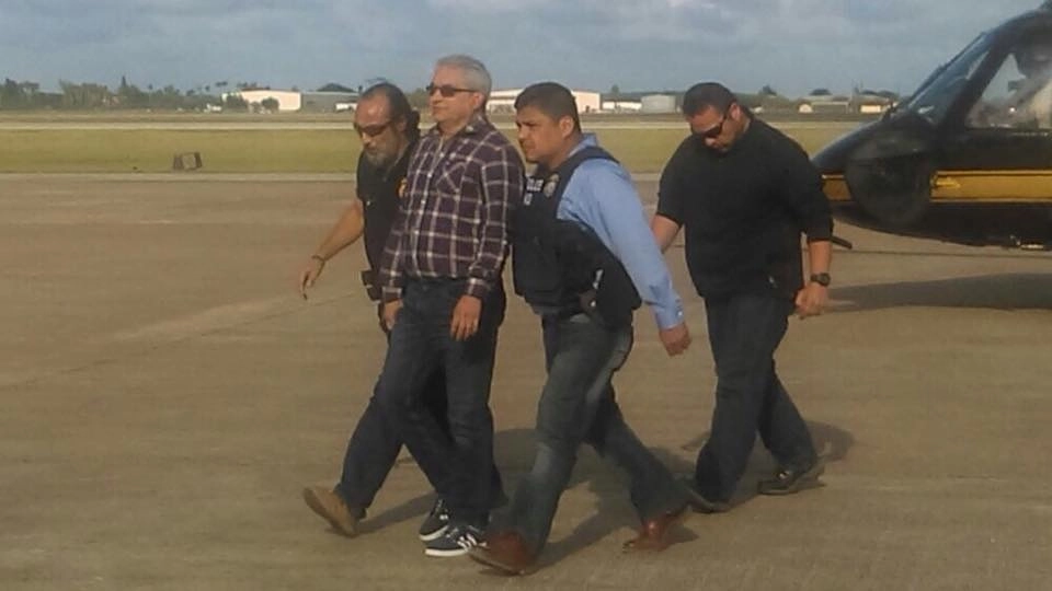 En imagen de 2018, Tomás Yarrington es trasladado a Texas por agentes del Servicio de Marshals. Foto 'La Jornada'