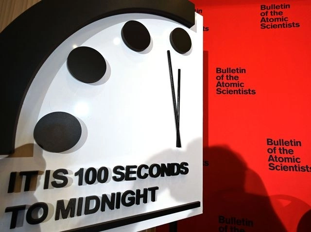 El Boletín de los Científicos Atómicos ha ajustado su simbólico Reloj del Día del Juicio Final este 2020 a 100 segundos de la medianoche. Foto Afp 
