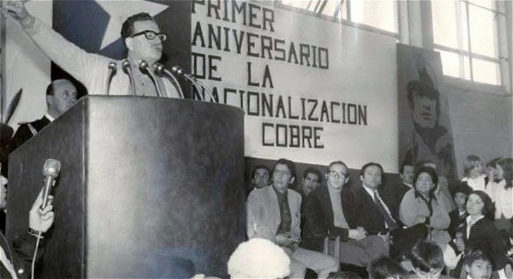 Jorge Arrate (a la derecha, de corbata), cuando era ministro, durante un acto del presidente socialista chileno, Salvador Allende. Foto cortesía de Jorge Arrate



