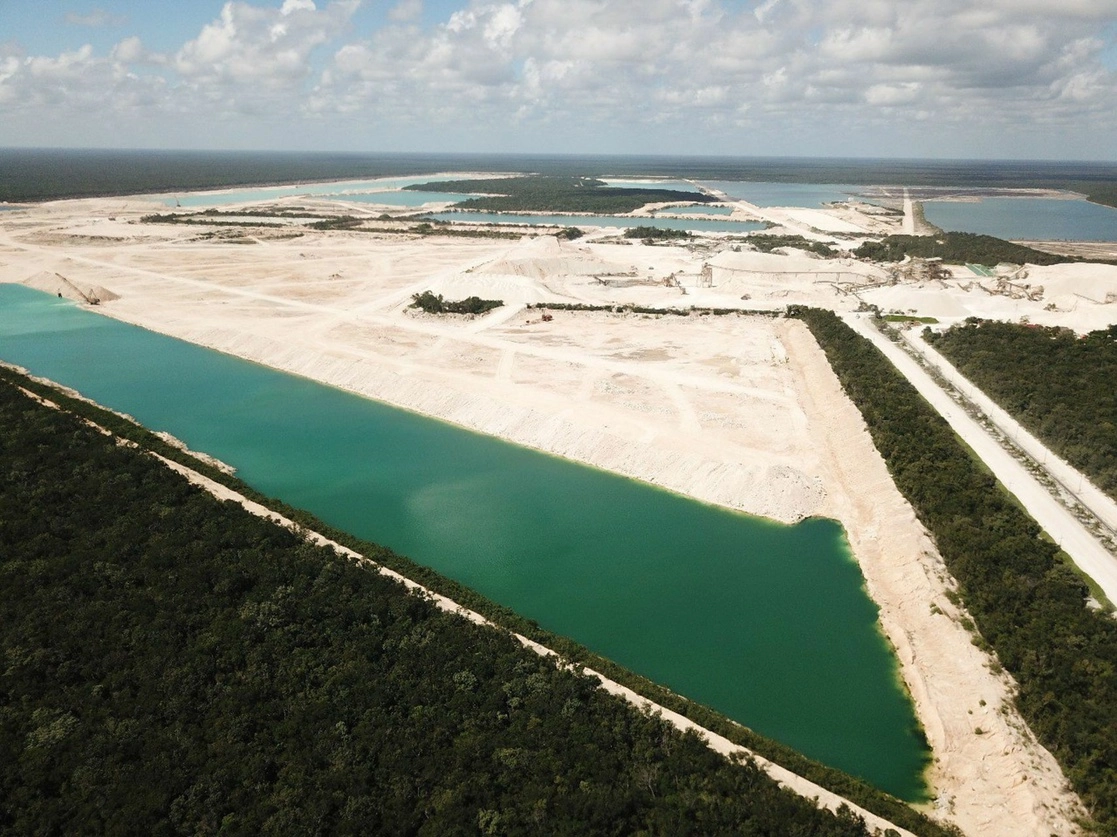 La empresa Calica burló y engaño al gobierno mexicano porque siguió extrayendo material rocoso de Playa del Carmen, cuando se había comprometido a detener esta actividad. Foto Cuartoscuro 