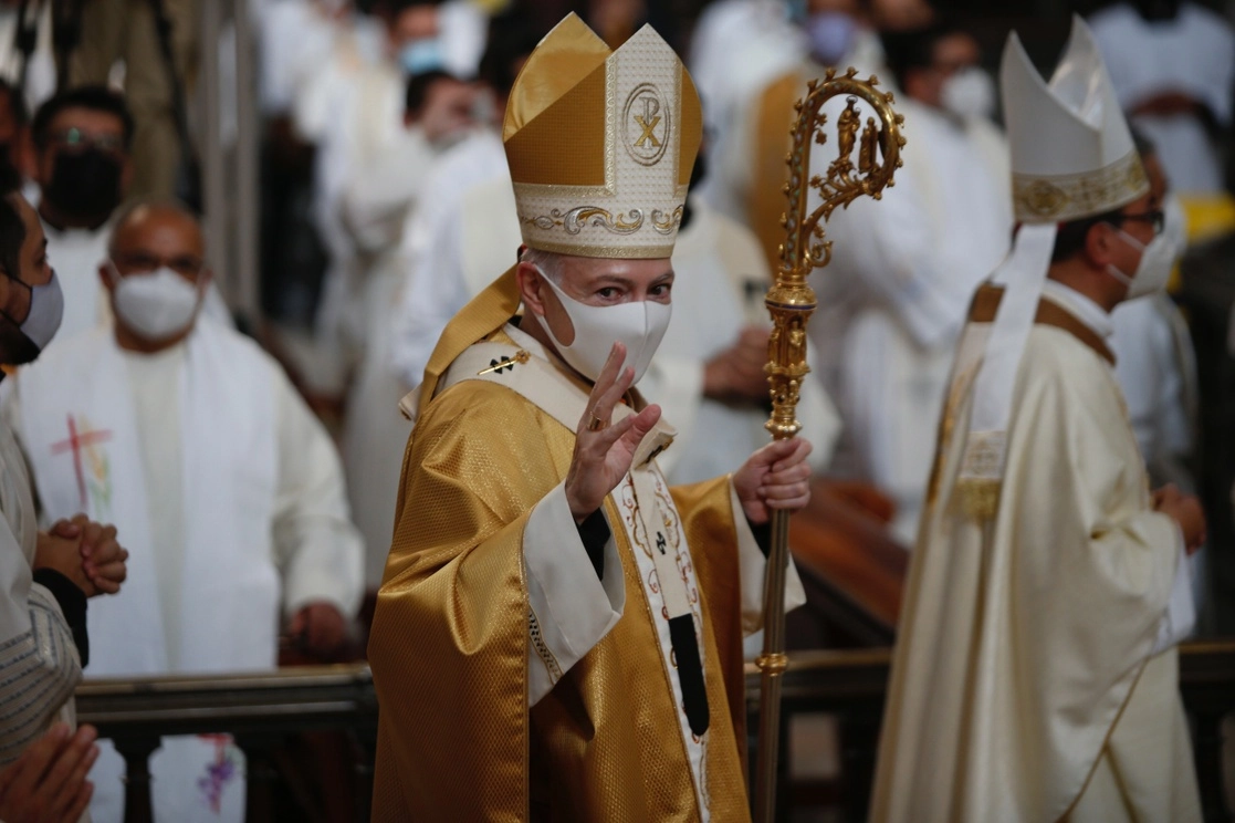 El cardenal Carlos Aguiar durante la misa de Jueves Santo en la Catedral de la Ciudad de México, el 14 de abril de 2022. Foto Guillermo Sologuren / Archivo