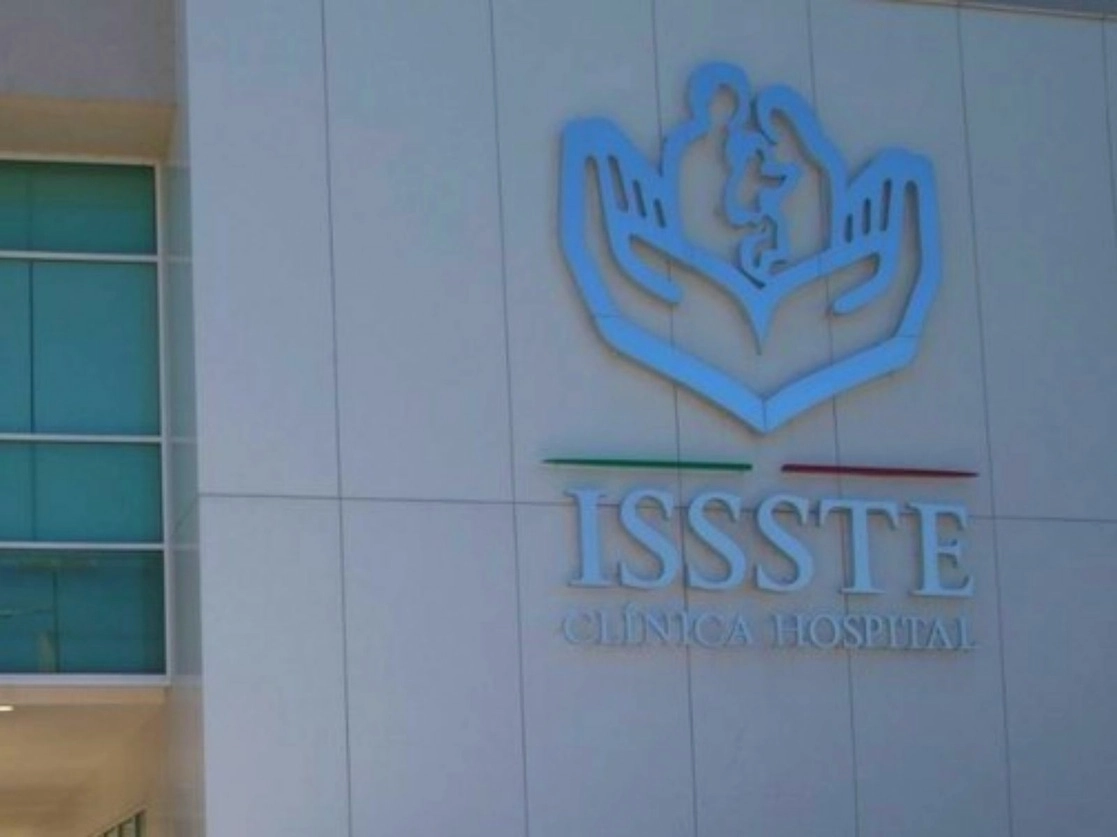 El Issste adeuda cerca de 50 millones de pesos a un proveedor de batas desechables. Foto Cuartoscuro / Archivo 