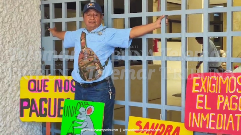 Como parte de las protestas de los jubilados de la Unacar, uno de los inconformes se encadenó a la reja del edificio de Rectoría. Foto La Jornada
