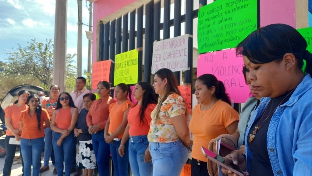 Trabajadoras del programa para erradicar la violencia de género, dependiente de la Secretaría de la Mujer de Guerrero, no reciben pago desde junio. Foto La Jornada