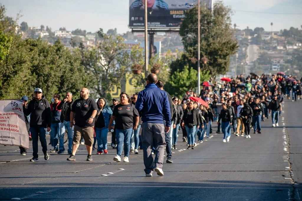 Unos 300 maestros de Baja California marcharon en Tijuana para exigir el pago de nóminas atrasadas. Foto  La Jornada Baja California

