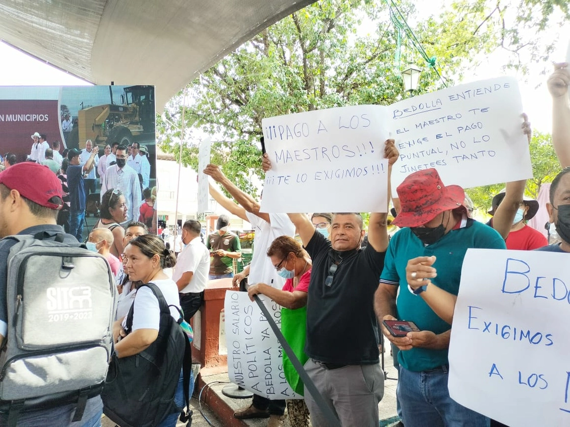 Integrantes del Sindicato Independiente del Colegio de Bachilleres de Michoacán se manifestaron ayer durante un acto que encabezó el gobernador Alfredo Ramírez Bedolla en el municipio de Apatzingán, para exigir pago de salarios y prestaciones. Foto tomada de Twitter 