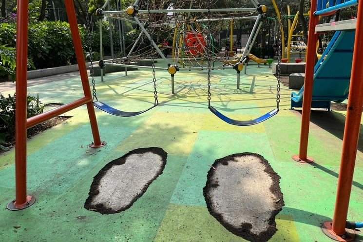 Es tal el abandono de los juegos y áreas infantiles que nadie se acerca a usarlos. Foto José Antonio López 



