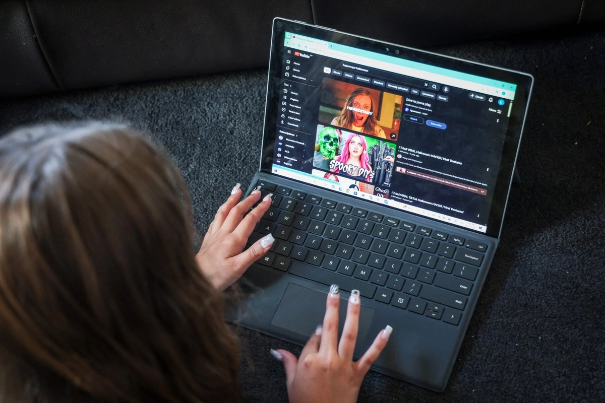 Calificar el uso excesivo de las redes sociales como una adicción culpa a la persona, cuando las empresas de redes sociales diseñan estas aplicaciones para "ganar dinero con tu atención", señalaron los psicólogos consultados. 