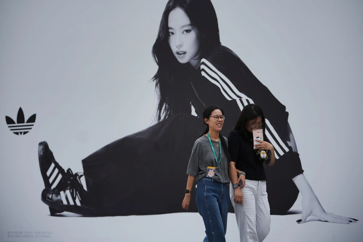 En Pekín, China, se observa un anuncio publicitario de Adidas, el segundo mayor fabricante de articulos deportivos en el mundo. Foto 