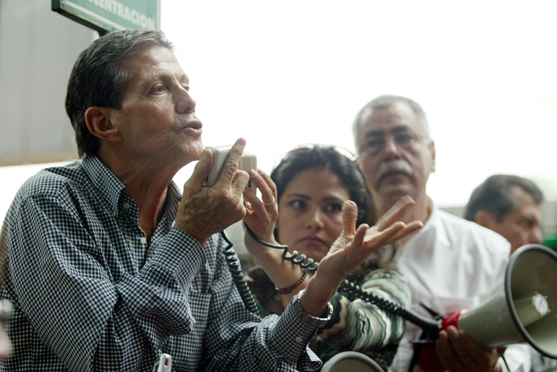 El actor Héctor Bonilla en 2007, en una protesta para exigir que se abrieran las puertas del Centro Cultural Helénico. Foto María Luisa Severiano