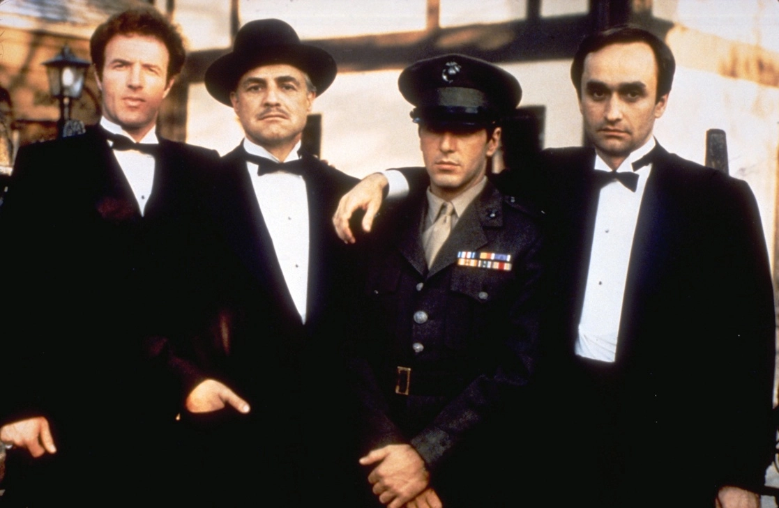 James Caan (Sonny Corleone), Marlon Brando (don Vito Corleone), Al Pacino (Michael Corleone) y John Cazale (Fredo Corleone), en una imagen de ‘El padrino’. Foto Paramount / Ap